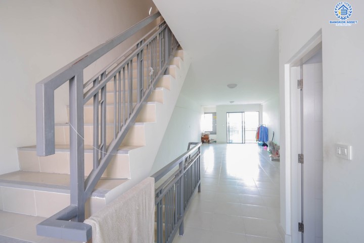 *****อาคารพาณิชย์มือสองย่านกรุงเทพฯ ม.บี อเวนิว วัชรพล เนื้อที่ 18 ตร.ว. ฟังก์ชัน 3 ห้องนอน 3 ห้องน้ำ ที่จอดรถ 1 คัน Home Office จากผู้พัฒนาโครงการที่มีชื่อเสียง Sansiri บนทำเลเดินทางสะดวก ใกล้จุดขึ้น-ลงทางด่วนสุขาภิบาล 5